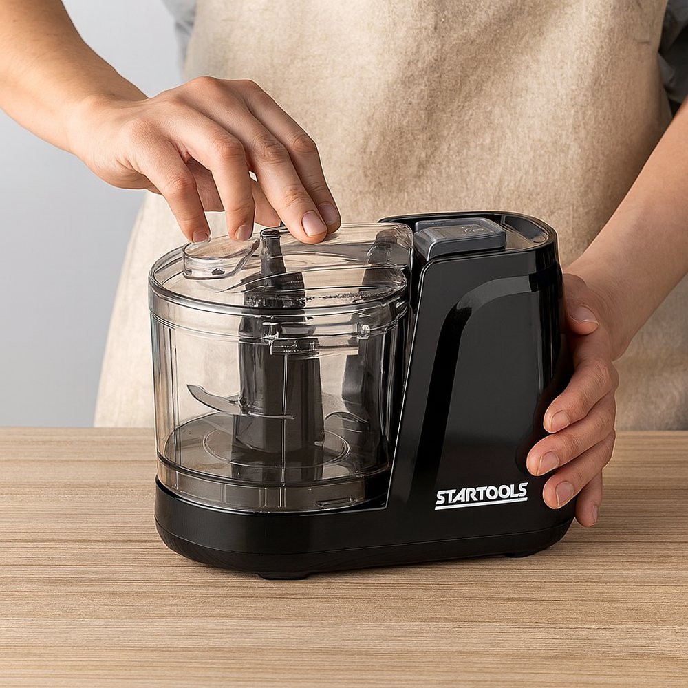 AR0988_prep_1779980865318_5-1.jpg Mini Processador Triturador Elétrico 200W 220V 350ml Preta Compacto para Cozinha Rápido e Prático - Imagem 1